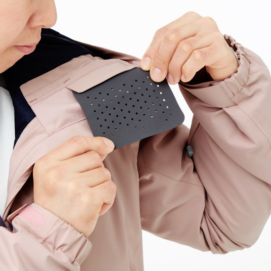 襟内側の直接肌に触れる口元のパーツは取り外して洗濯が可能。