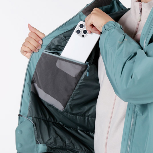 ストレッチ性に優れたパワーメッシュの内ポケットを備えています