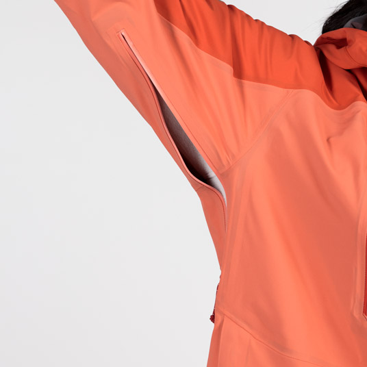 衣服内の蒸れを素早く排出するピットジップを装備