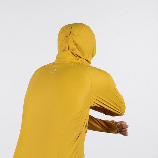 優れたストレッチ性を備え体の動きにしなやかに追従