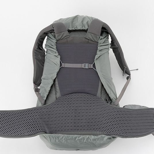 パックカバーの中央部分には浮き上がりとズレを防止するテープを備えています。