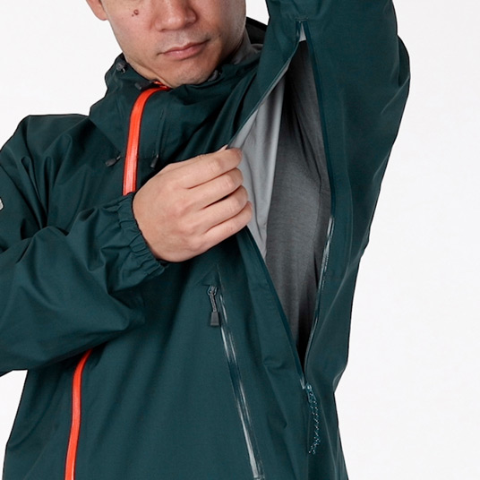 両脇に衣服内の蒸れを素早く排出するピットジップを装備